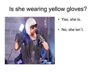 Is she wearing yellow gloves? Yes, she is. No, she isn´t. 
