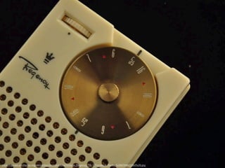 https://upload.wikimedia.org/wikipedia/commons/e/ea/Vintage_Regency_TR-1_Transistor_Radio_%288784623264%29.jpg
 
