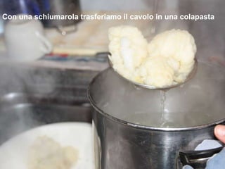 Con una schiumarola trasferiamo il cavolo in una colapasta 