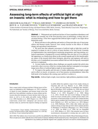 SPECIAL ISSUE ARTICLE
Assessing long-term effects of artiﬁcial light at night
on insects: what is missing and how to get there
GREGOR KALINKAT,1
MAJA GRUBISIC,1
ANDREAS JECHOW,1
ROY H. A. VAN GRUNSVEN,2
SIBYLLE SCHROER1
and FRANZ HÖLKER1,3
1
Leibniz-Institute of Freshwater Ecology and Inland Fisheries (IGB), Berlin, Germany, 2
Dutch Butterﬂy Conservation, Wageningen,
The Netherlands and 3
Institute of Biology, Freie Universität Berlin, Berlin, Germany
Abstract. 1. Widespread and signiﬁcant declines of insect population abundances and
biomass are currently one of the most pressing issues in entomology, ecology and con-
servation biology. It has been suggested that artiﬁcial light at night is one major driver
behind this trend.
2. Recent advances in the gathering and analysis of long-term data sets of insect pop-
ulation and biomass trends, however, have mostly focused on the effects of climate
change and agricultural intensiﬁcation.
3. We posit here that adequate assessment of artiﬁcial night at light that would be
required to evaluate its role as a driver of insect declines is far from trivial. Currently
its implementation into entomological monitoring programmes and long-running eco-
logical experiments is hampered by several challenges that arise due to (i) its relatively
late appearance as a biodiversity threat on the research agenda and (ii) the interdisciplin-
ary nature of the research ﬁeld where biologists, physicists and engineers still need to
develop a set of standardised assessment methods that are both biologically meaningful
and easy to implement.
4. As more studies that address these challenges are urgently needed, this article aims
to provide a short overview of the few existing studies that have attempted to investigate
longer-term effects of artiﬁcial light at night on insect populations.
5. To improve the quality and relevance of studies addressing artiﬁcial light at night
and its effect on insects, we present a set of best practise recommendations where this
ﬁeld needs to be heading in the coming years and how to achieve it.
Key words. Artiﬁcial light at night, insect declines, light pollution, population trends.
Introduction
Since a major study on biomass declines of ﬂying insects in Ger-
many was published in 2017 (Hallmann et al., 2017), a plethora
of reports on insect abundance and biomass trends across the
globe have been published, entailing an intense debate and dis-
cussion about the imminence of insect declines both in the aca-
demic as well as in the media and public realms (Didham
et al., 2020; Saunders et al., 2020; Wagner et al., 2021). These
controversies around how widespread and universal insect
declines really are, and how the respective ﬁndings are depicted
in public debate has sparked a surge of new studies relying on
long-term data sets (e.g. Baranov et al., 2020; Crossley
et al., 2020) and meta-analyses of published data (Sanchez-
Bayo & Wyckhuys, 2019; van Klink et al., 2020; also see critical
comments on these meta-studies, e.g. Komonen et al., 2019;
Thomas et al., 2019; Desquilbet et al., 2020; Jähnig
et al., 2021). Overall, the most recent ﬁndings of long-term
trends for insects currently paint a complex picture where some
taxonomic or functional groups of insects show marked declines
both in species numbers and overall biomass on local or regional
levels (Seibold et al., 2019; van Strien et al., 2019; Baranov
et al., 2020; Hallmann, 2021), while other studies and meta-
analyses relying on large data sets fail to detect uniform declines
in abundances or biomasses (Macgregor et al., 2019; Crossley
et al., 2020; van Klink et al., 2020; but see Desquilbet
et al., 2020; Jähnig et al., 2021). One potential cause for these
inconsistencies documented in existing data sets could to be
Correspondence: Gregor Kalinkat, Leibniz-Institute of Freshwater
Ecology and Inland Fisheries (IGB), Müggelseedamm 310, 12587 Ber-
lin, Germany. E-mail: kalinkat@igb-berlin.de
© 2021 The Authors. Insect Conservation and Diversity published by John Wiley & Sons Ltd on behalf of Royal Entomological Society.
This is anopenaccess articleunder theterms of theCreativeCommons Attribution-NonCommercial License,whichpermits use,distributionand
reproduction in any medium, provided the original work is properly cited and is not used for commercial purposes.
260
Insect Conservation and Diversity (2021) 14, 260–270 doi: 10.1111/icad.12482
 