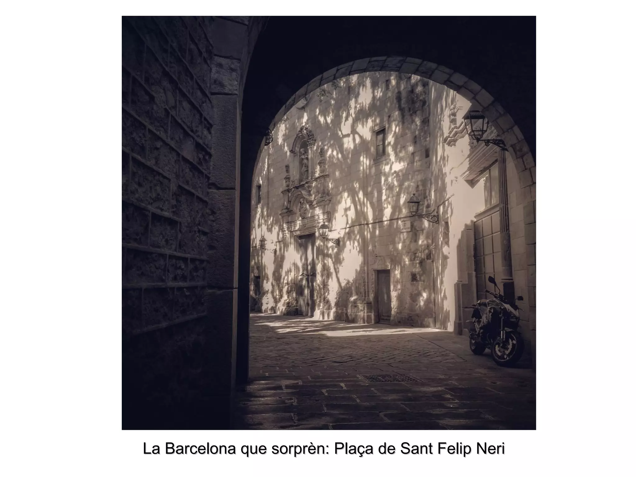 La Barcelona que sorprèn: Plaça de Sant Felip NeriLa Barcelona que sorprèn: Plaça de Sant Felip Neri
 