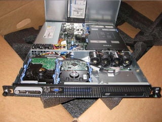 Un servidor no es necesariamente una máquina de última generación de grandes proporciones, no es necesariamente un superordenador; un servidor puede ser desde una computadora vieja, hasta una máquina sumamente potente (ej.: servidores web, bases de datos grandes, etc. Procesadores especiales y hasta varios gigabytes de memoria). Todo esto depende del uso que se le dé al servidor. Si usted lo desea, puede convertir al equipo desde el cual usted está leyendo ésto en un servidor instalando un programa que trabaje por la red y a la que los usuarios de su red ingresen a través de un programa de servidor web como Apache