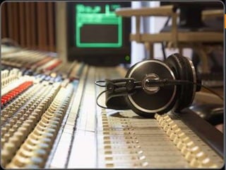 RÁDIO                                         Professora: Germana Eiriz / 3O




Vantagens
- Possibilita a obtenção de elevados índices de repetição;
- Custo por contacto baixo;
- Excelente meio no que diz respeito ao diálogo direto com o público;
- Elevada capacidade de exploração musical, tornando-o um
instrumento fundamental na veiculação de um jingle;
- Custo de produção muito baixos e timings de produção muito curtos.

Desvantagens
- Níveis de cobertura muito baixos;
- Fraca identificação / demonstração do produto;
- Rápido esgotamento da comunicação utilizada devido aos elevados
níveis de repetição.
 