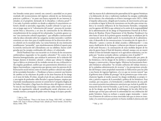 nial; los marcos de la administración paternalista de los agentes británicos
y la elaboración de ritos y tradiciones mediante las energías combinadas
de los colonos y los colonizados en el breve interregno entre 1825 y 1840;
el impulso subsecuente, dirigido por la marina, de intervención activa que
se centraba en lograr la firma de concesiones con los jefes para extraer ma-
dera y la creciente influencia de los funcionarios forestales, comparada
con los agentes del bhil, lo que culminó en la cesión de la responsabilidad
de la administración de los dangs al Departamento Forestal de la Presi-
dencia de Bombay [Forest Department of the Bombay Presidency]; los
años hasta el inicio de la primera guerra mundial que se señalaron por la
construcción de una ciudad-cuartel, la reconstitución de la administra-
ción, el desarrollo de las comunicaciones, la introducción de signos de ci-
vilización —pozos y centros de salud, escuelas y alfabetización— y una
nueva clasificación de los bosques y esfuerzos por detener la quema anu-
al del suelo boscoso; y la continuación de estas medidas después de los
años de guerra hasta el final del dominio colonial, aunque con un mayor
énfasis (si bien de limitado impacto) en la agricultura sedentaria y un im-
pulso por “inculcar actitudes sobrias y prósperas entre el pueblo”.83
Estos procesos implicaban percepciones diferenciales por parte de
los británicos y de los dangis de los darbars y concesiones, propiedad y
bosques y conservación y formas legales. Mientras los funcionarios fores-
tales británicos subrayaban “las virtudes utilitarias del trabajo intenso y
de la cuidadosa administración de recursos” y las percepciones articula-
das del bosque como propiedad mantenida en fideicomiso para los jefes
y una fuente de ingresos legítimos, a la vez que un recurso natural “que
el gobierno tiene el deber de proteger” de los primitivos que vivían estre-
chamente ligados al medio natural, los dangis moldeaban su propia vi-
sión y práctica respecto de la autoridad y política de los británicos. Esto
condujo, por una parte, a la formulación y establecimiento de una polí-
tica conservacionista marcadamente autoritaria que incluía la posible de-
marcación de las reservas forestales, y, por la otra, a una gama de respues-
tas de los dangis, que iban desde la embriaguez de los jefes bhil en los
darbars que servían para subvertir la solemnidad de esta celebración del
poder británico, hasta su rechazo a aceptar pagos mejorados —junto
con el fomento de cultivos en áreas reservadas más que en áreas no reser-
vadas y la connivencia para permitir en buena medida la destrucción del
2. INSURGENTES SUBALTERNOS Y SUBALTERNOS INSURGENTES 81
rias formales tenían poco control; este control y autoridad era en parte
resultado del reconocimiento del régimen colonial de sus limitaciones
prácticas y políticas y “en parte una franca expresión de sus intereses li-
mitados en el propósito declarado de la disciplina y reforma penal”.81
Con todo, la prisión también era donde se adquiría el conocimiento co-
lonial y donde se ejercitaba, negociaba, el poder colonial. Lo que se po-
nía en juego aquí era la “colonización del cuerpo”, procesos de incorpo-
ración física y discursiva y un área de contestación de los diferentes
entendimientos de los cuerpos de los colonizados. La prisión aparece co-
mo “una institución colonial arquetípica”, que reflejaba e institucionali-
zaba las ideas coloniales sobre las categorías sociales esenciales y también
constituía un sitio clave para el establecimiento de las directrices del tra-
to colonial con la sociedad india. Las varias historias de esta institución
notablemente “permeable”, que simultáneamente definía el espacio para
la estrecha interacción del colonialismo con sus súbditos, fueron confi-
guradas por las energías combinadas del colono y el colonizado.
David Hardiman hace una incursión en el terreno de los encuentros
ambientalistas engastados en los pasados coloniales.82
En contra de las
historias homogeneizadas, que ensalzan lo autóctono, de la violación del
bosque durante el dominio colonial —relatos que valoran lo indígena
(que se fabrica en términos de las verdades eternas de una civilización in-
dia singular, grandiosa), análisis que son patentemente ahistóricos y eco-
lógico-funcionalistas, y argumentos que ignoran tanto los patrones de di-
ferenciación social interna como el contexto político-cultural más amplio
de las sociedades forestales—, Hardiman se lanza a construir una historia
de cambios en las relaciones de poder en las áreas boscosas de los dangs
en el oeste de India. El relato, situado al pie de una cadena de montañas
y una región de profundos valles fluviales y espesos bosques, empieza por
el periodo inmediatamente anterior al control de la Compañía (Inglesa de
las Indias Orientales) y llega hasta los últimos años del régimen colonial.
Se trata de una historia larga e interesante que cubre mucho terreno: pa-
trones de organización cultural, estratificación social, relaciones con el
mundo exterior y jerarquías de poder entre los dangs en la época precolo-
80 CULTURAS DE HISTORIA Y ETNOGRAFÍA
83
Ibid., p. 143.
81
Ibid., p. 158.
82
David Hardiman, “Power in the forests: the Dangs, 1820-1940”, en Subaltern
Studies VIII. Essays in Honour of Ranajit Guha, editado por David Arnold y David Har-
diman, Delhi, 1994.
 