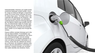 27
Individualmobilität, E-Business und Logistik werden
zunehmend miteinander verzahnt werden. Immer-
hin: Knapp ein Drittel der Befragten in Deutschland
würden die mit dem Fahren verbrachte Zeit gerne
für andere Dinge nutzen.42
Ob Pakete, Waren, Nah-
rungsmittel oder Kleidung aus der Reinigung – das
Auto wird zur mobilen Bestell- und Lieferstation.
Langfristig könnten autonome Fahrzeuge Besorgun-
gen des täglichen Bedarfs sogar komplett überneh-
men, mit weitreichenden Folgen für heutige Logis-
tikanbieter oder den Einzelhandel. Das Auto selbst
ist marketingresistent, es braucht kein Einkaufser-
lebnis, sondern nur ein riesiges Drive-Through-Wa-
renhaus.
Chancen eröffnen vernetzte Fahrzeuge auch im Be-
reich der Elektromobilität. IT-Schnittstellen zwis-
chen Elektrofahrzeugen, Ladestationen, dem Strom-
netz und Energieversorgern sind eine wichtige
Voraussetzung, um zum Beispiel Ladestationen zu
orten und optimal auszulasten, Reichweiten zu be-
rechnen, remote über den Ladestand der Fahrzeu-
ge zu informieren, den bezogenen Ladestrom abzu-
rechnen oder die Lastverteilung in Stromnetzen zu
optimieren. Crossover-Lösungen zum vernetzten
Heim stellen ebenfalls einen attraktiven Wachs-
Chancen im Zukunftsmarkt 'Intelligent Driving'
 