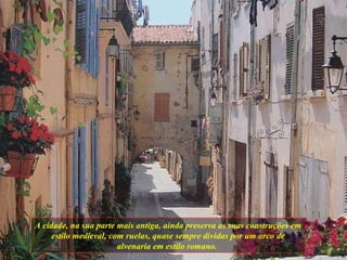 A cidade, na sua parte mais antiga, ainda preserva as suas construções em estilo medieval, com ruelas, quase sempre dividas por um arco de alvenaria em estilo romano.  