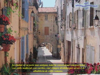 La ciudad en su parte mas antigua, todavía conserva sus construciones con estilo medieval, con carriles, casi siempre divididas por un arco de albañileria de estilo romano.  
