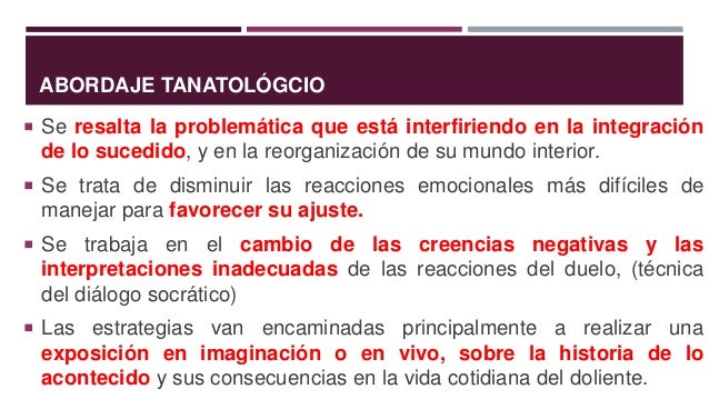 La arcilla verde la máscara para la persona los puntos negros