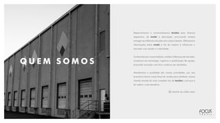 Q U E M S O M O S
Desenvolvemos e comercializamos tecidos para diversos
segmentos, de moda a decoração, procurando sempre
entregar as melhores soluções aos nossos clientes. Oferecemos
informações sobre moda a fim de inspirar e influenciar o
mercado com paixão e criatividade.
Conhecidos por nossa tradição, solidez e liderança de mercado,
investimos em tecnologia, logística e qualificação de equipe,
buscando inovação com foco contínuo em resultados.
Atendimento e qualidade são nossas prioridades, por isso
buscamos treinar nossa força de vendas para satisfazer nossos
clientes através do mais completo mix de tecidos e serviços e
do melhor custo-benefício.
assista ao vídeo aqui
 