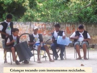 Crianças tocando com instrumentos reciclados. 