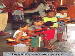 Crianças com instrumentos de orquestra. 