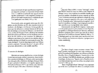 sistema interiorizado de regras especificamente lingiifsticas e
que asseguram a produc.ao e a compreensao de frases sempre
novas — o indivfduo eu utilizando essas regras de maneira
espedfica (performance); 2. uma competencia ideologica ou
geral que torna implicitamente possivel a totalidade das asoes
e das significacoes novas (Slakta, 1971, p. 110).
Preconizando, assim, um quadro teorico que alie o lin-
giiistico ao s6cio-historico, na AD, dois conceitos tornam-se
nucleares: o de ideologia e o de discurso. Asduas grandes ver-
tentes que vao influenciar a corrente francesa de AD sao, do
lado da ideologia, os conceitos de Althusser e, do lado do dis-
curso, as ideias de Foucault. E sob a influencia dos trabalhos
desses dois teoricos que Pecheux, urn dos estudiosos mais pro-
fifcuos da AD, elabora os seus conceitos. De Althusser, a
influencia mais direta se faz a partir de seu trabalho sobre os
aparelhos ideologicos de Estado na conceituacao do termo "for-
macao ideologica". E sera da Arqueologia do saber que Pecheux
extraira a expressao "fbrmac,ao discursiva", da qual a AD se
apropriara, submetendo-a a um trabalho especifico.
O conceito de ideologia
Matizado por nuancas significativas, o termo ideologia
6 ainda hoje uma nocao confusa e controversa. Antes de abor-
dar o conceito de ideologia em Althusser, serao expostas algu-
mas colocasoes sobre o fenomeno ideologico feitas por Marx,
do qual o primeiro e tributario, e, em seguida, algumas con-
sideracoes de Ricoeur (1977), que retoma uma visao inte-
ressante de Jaques Ellul sobre o fenomeno ideologico.
 Segundo Chaui (1981), o termo "ideologia", criado
pelo filosofo Destutt de Tracy em 1810 na obra Elements de
ideologie^ nasceu como sinonimo da atividade cientifica que
procurava analisar a faculdade de pensar, tratando as ideias
"como fenomenos naturals que exprimem a relacao do corpo
humano, enquanto organismo vivo, com o meio ambiente'U
(p. 23). Entendida como "ciencia positiva do espirito", ela se
opunha k metafisica, a teologia e a psicologia pela exatidao e
rigor cientfficos que se propunham como metodo.
I Contrariando esse significado original, o termo passa
a ter um sentido pejorative pela primeira vez com Napoleao,
que qualifica os ide6logos franceses de "abstratos, nebulosos,
idealistas e perigosos (para o poder) por causa do seu desco-
jihecimento dos problemas concretes" (Reboul, 1980, p. 17).
A ideologia passa a ser vista entao como uma doutrina irrea-
lista e sectiria, sem fundamento objetivo, e perigosa para a
ordem estabelecida.;
Em Marx
, Em Marx e Engels, vamos encontrar o termo "ideo-
logia" tambem impregnado de uma carga semantica ne-
gativa.'jA semelhan9a de Napoleao, que criticara os filosofos
franceses, Marx e Engels^condenam a "maneira de ver abs-
trata e ideologica" dos filosofos alemaes que, perdidos na sua
fraseologia, nao J^uscam a "ligac.ao entre a filosofia alema e
a realidade alema,io laco entre sua crftica e seu proprio meio
material" (1965, p. 14).
-
Marx e Engelsjdentificam "ideologia" com a separacao
que se faz entre a producao das ideias e as condicoes socials
.i 9;
 