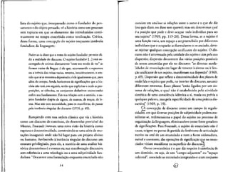 lista do sujeito que, interpretado como o fundador do pen-
samento e do objeto pensado, ve a historia como um processo
sem ruptura em que os elementos sao introduzidos conti-
nuamente no tempo concebido como totaliza5&o. Critica,
dessa forma, uma concepcao do sujeito enquanto instancia
fundadora da linguagem:
Poder-se-ia dizer que o tema do sujeito fundador permite eli-
dir a realidade do discurso. O sujeito fundador [...]esta en-
carregado de animar diretamente "com seu modo de ver" as
formas vazias da lingua: e ele que,atravessando a espessura
ou a inertia das coisas vazias, retoma, intuitivamente, o sen-
tido que ai seencontra depositado; e eleigualmente que, para
alem do tempo, funda horizontes de significances que a his-
toria nao tera, em seguida, senao que expHcitar e onde as pro-
posi^oes, as ciencias, os conjuntos dedutivos encontrarao
enfim seu fundamento. Em sua relacao com o sentido, o su-
jeito fundador dispoe de signos, de marcas, de traces, de le-
tras. Mas nao tern necessidade, para os manifestar, de passar
pela instancia singular do discurso (1974, p.49).
Rompendo com essa ordem classica que via a historia
como um discurso do continue, do desenrolar previsivel do
Mesmo, Foucault instaura uma nova visao da historia como
ruptura e descontinuidade, construindo-se uma serie de mu-
tacoes inaugurals onde nao ha lugar para um projeto divino
ou humano. Atribuindo a instancia singular do discurso um
estatuto privilegiado, para ele, a materia de uma analise his-
torica descontinua i o evento na suamanifestac,ao discursiva
sem referenda a uma teleologiabu a uma subjetividadefun-
dadora: "Descrever uma formulae,ao enquanto enunciado nao
34
consiste em analisar as relacoes entre o autor e o que ele diz
(ou quis dizer, ou disse sem querer); mas em determinar qual
e a posicao que pode e deve ocupar todo individuo para ser
seu sujeito" (1969, pp. 119-20). Dessa forma, se o sujeito e
uma func.ao vazia, um espa£O a ser preenchido por diferentes
indivfduos que o ocuparao ao formularem o enunciado, deve-
se rejeitar qualquer concepcao unificante do sujeito. Odis-
curso nao iatravessado pela unidade do sujeito esim pelasua
dispersao; dispersao decorrente das varias posicoes possiveis
de serem assumidas por ele no discurso: "as diversas moda-
lidades de enunciacao em lugar de remeter a si'ntese ou a fun-
cjio unificante de um sujeito, manifestam sua dispersao" (1969,
p. 69). Dispersao que reflete a descontinuidade dos pianos de
onde fala o sujeito que pode, no interior do discurso, assumir
diferentes estatutos. Esses pianos "estao ligados por umsis-
tema de relates, o qual nao e estabelecido pela atividade
sinte'tica de uma consciencia identica a si, muda ou preVia a
qualquer palavra, mas pela especiflcidade de uma pratica dis-
cursiva" (1969, p.70).
yA concepcao de discurso como um campo de regula-
ridades, em que diversas posi9oes de subjetividade podem ma-
nifestar-se, redimensiona o papel do sujeito no processo de
organizacao da linguagem, eliminando-o como fonte geradora
de significa^oes. Para Foucault, o sujeito do enunciado nao e
causa, origem ou ponto de partida do fenomeno de articulacao
escrita ou oral de um enunciado e nem a fonte ordenadora,
movel e constante, das operates de significacao que os enun-
—=w
ciados viriam manifestar na superffcie do discursoA
Outra caracteristica e a que diz respeito a existencia de
um dominio, ou seja, de um "campo adjacente" ou "espaco
colateral", associado ao enunciadointegrando-o a um conjunto
 