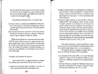 ferente a divisao de classes socials e a sua luta (daf a relativa
autonomia do sistema lingiiistico), estas (as classes socials)
nao o sao em relacao a lingua a qua!utilizam de acordo com
o campo de seus antagonismos>
Essa distincao fundamental leva a reconhecer que:
<Q a lingua constitui a condicao de possibilidade do "discurso",
pois e uma especie de invariante pressuposta por todas as
condicoes de producao possfveis em um momento historico
determinado;
(£}os processes discursivos constituem a fonte da producao
dos efeitos de sentido no discurso e a lingua e o lugar ma-
terial em que se realizam os efeitos de sentido.
^Segundo essa perspectiva, se processo discursive e pro-
ducao de sentido, discurso passa a ser o espaco em que emer-
gem as significacoes. E aqui, o lugar especrfico da constituicao
dos sentidos e a formacao discursiva, nocao que, juntamente
com a de condicao de producao e formacao ideologica, vai
constituir uma trfade bisica nas formulacoes teoricas da ana-
lise do discurso^,
Condigoes de produgao do discurso
Para Courtine (1981), as origens da nocao de condicoes
de producao (que abreviaremos CP) sao de tres ordens:
a) origina-se em primeiro lugar da analise do conteudo tal
como e praticada sobretudo na psicologia social;
b) origina-se indiretamente da sociolingiii'stica na medida em
que esta admite variaveis sociol6gicas ("o estado social do
emissor, o estado social do destinatario, as condicoes socials
da situacao de comunicacao...") como responsaveis pelas
CPs do discurso;
c) tern uma origem implicita no texto de Harris, Discourse
analysis (1952): nele nao figura o termo CP, mas o termo
"situacao", colocado em correlacao com o de "discurso" ao
referir-se ao fato de se dever considerar como fazendo parte
do discurso apenas as frases "que foram pronunciadas ou
escritas umas em seguida das outras por uma ou varias pes-
soas em uma so situacao" ou de estabelecer uma correlacao
entre as caracterfsticas individuals de um enunciado e "as
particularidades de personalidade que provem da expe-
riencia do individuo em situates interpessoais condicionadas
socialmente" (apud Courtine, 1981, p. 20).
Essa noc,ao de situacao se mostra insuficiente e ainda
bastante proxima da formulacao de CP elaborada pela analise
de conteudo da psicologia social ou da sociolingiiistica.
Na seqiiencia dessas concepcoes de origem, dois con-
juntos de definicao da nocao de CP se sucederam:
• um nomeado por Courtine (1981, p. 21) como "definicoes
empfricas" em que "as CPs do discurso tendem a se con-
fundir com a defmicao empfrica de uma situacao de enun-
ciacao";
• outro que forma um conjunto de "definicoes teoricas" que
aparecem na AD desde 1971 ao lado da nocao de "forma-
cao discursiva" (Haroche et al., 1971, p. 102).
43
 