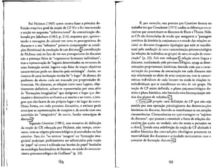Foi Pecheux (1969) quern tentou fazer a primeira de-
finicao empi'rica geral da nocao de CP. Ele o fez inscrevendo
a nocao no esquema "informacional" da comunicacao ela-
borado por Jakobson (1963, p. 214); esquema que, apresen-
tando a vantagem de colocar em cena os protagonistas do
discurso e o seu "referente" permite compreender as condi-
coes (Mst6ricas) da producao de um discurso|A contribuicao
de Pecheux esta no fato de ver nos protagonistas do discurso
nao a presenc,a fisica de "organismos humanos individuals",
mas a representacao de "lugares determinados na estrutura de
uma formacao social, lugares cujo feixe de traces objetivos
caracteristicos pode set descrito pela sociologia". Assim, no
interior de uma instituicao escolar ha "olugar" do diretor, do
professor, do aluno, cada um marcado por propriedades di-
ferenciais. No discurso, as relacoes entre esses lugares, obje-
tivamente definfveis, acham-se representadas por uma se"rie
de "forma^oes imaginarias" que designam o lugar que des-
tinador e destinatirio atribuem a si mesmo e ao outro, a ima-
gem que eles fazem de seu pr6prio lugar e do lugar do outro.
Dessa forma, em todo processo discursive, o emissor pode
antecipar as representacoes do receptor e, de acordo com essa
antevisao do "imagindrio" do outro, fundar estrategias de
discurso7~~--J3
Segundo Courtine (1981), essa tentativa de defmicao
da no9ao de CP, esbocada por Pecheux, nao rompe, entre-
tanto, com as origens psicossociologicas ja assinaladas na fase
anterior. Para ele, "os termos 'imagem' ou 'formasao ima-
ginaria' poderiam perfeitamente ser substitm'dos pela no9ao
de 'papel' tal como e utilizada nas 'teorias do papel' herdadas
da sociologia funcionalista de Parsons, ou ainda do interacio-
nismo psicossociologico de Goffman" (p. 22).
E, por exemplo, essa postura que Courtine detecta no
trabalho em que Courdesses (1971) analisa as diferencas enun-
ciativas que caracterizam os discursos de Blum eThorez. Nele,
as CPs sao formuladas de modo que assegurem a "passagem
continua da historia (a conjuntura e o estado das relacoes so-
ciais) ao discurso (enquanto tipologias que nele se manifes-
tarn) pela mediacao de uma caracterizacao psicossociologica
(as relacoes do indivi'duo ao grupo) de uma situa^ao de enun-
ciacao" (p. 22). Sob esse enfoqueXa rela^ao entre lingua e
discurso, mediatizada pelo psicossociologico, apaga as deter-
mina9oes propriamente historicas, fazendo com que a carac-
terizacao do processo da enunciacao em cada discurso nao
seja relacionada ao efeito de uma conjuntura, mas as caracte-
rfsticas individuals de cada locutor ou ainda as relacoes in-
terindividuais que se manifestam no seio de um grupo. Na
nocao de CP assim definida, o piano psicossociologico do-
mina o piano historico, nao havendo uma hierarquiza9ao teo-
rica dos pianos de referenciaT^
^~Court}&& propoe uma definicao de CP que nao seja
atrafda por essa operacao psicologizante das determina9oes
historicas do discurso, fazendo-as transformar-se em simples
circunstancias. Circunstancias em que interagem os "sujeitos
do discurso", que passam a constituir a fonte de relacSes dis-
cursivas das quais, na verdade, nao sao senao o portador ou
o efeito^ Postula uma redefmi^ao da nocao de CP alinhada a
analise historica das contradi^oes ideologicas presentes na
materialidade dos discursos e articulada teoricamente com o
conceito de formacao discursivaj
 