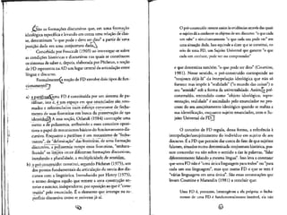 as formacoes discursivas que, em uma formafao
ideol6gica especffica e levando em conta uma relacao de clas-
se, determinam "o que pode e deve ser dito" a partir de uma
posicao dada em uma conjuntura dadaj^
Concebida por Foucault (1969) ao interrogar-se sobre
as condicoes historicas e discursivas nas quais se constituem
os sistemas de saber e, depois, elaborada por Pecheux, a nocao
de FD representa na AD um lugar central da articulacao entre
lingua e discurso.
Formalmenteffa nocap de FD envolve dois tipos de fun-
cionamentoT^
a) a^parafrase^ma FD e constitufda por um sistema de pa-
rafrase, isto e, i um espa^o em que enunciados sao__reto-
mados e reformulados num esforco constante de fecha-
mento de suas fronteiras em busca da preservacao de sjaa
identidadB A essa rio^ao, Orlandi (1984) contrapoe uma
outra: a de polissemia, atribuindo a esses concehos oposi-
tivos o papel de mecanismos basicos do funcionamento dis-
cursivo. Enquanto a parafrase e um mecanismo de "fecha-
mento", de "delimitacao" das fronteiras, de uma formacao
discursiva, a polissemia rompe essas fronteiras, "embara-
Ihando" os limites entre diferentes formacoes discursivas,
instalando a pluralidade, a multiplicidade de sentidos;,.
b) p£re-construfdp: constitui, segundo Pecheux (1975), um
dos pontos fundamentals da articulacao da teoria dos dis-
cursos com a lingiifstica. Introduzido por Henry (1975),
o termo designa aquilo que remete a uma cpnstrucao an-
terior e exterior, independente, por oposicap ao que e "cons-
truido" pelo enunciado. E o elemento que irrompe na su-
perffcie discursiva como se estivesse jd-af.
O pre-construfdo remete assim asevidencias atraves das quais
o sujeito da.a conhecer os objetos de seu discurso: "o que cada
um sabe" e simultaneamente "o que cada um pode ver" em
uma situacao dada. Isso equivale a dizer que se constitui, no
seio de uma FD, um Sujeito Universal que garante "o que
cada um conhece, pode ver ou compreender"
e que determina tambem "o que pode ser dito" (Courtine,
1981). Nesse sentido, o pre-construfdo corresponde ao
"toujours deja-la" da interpelacao ideol6gica que nao so
fornece mas imp5e a "realidade" ("o mundo das coisas") o
seu "sentido" sob a forma da universalidade. Assim,£ pr^-
construido, entendido como "objeto ideologico, repre-
sentacao, realidade" e assimilado pelo enunciador no pro-
cesso do seu assujeitamento ideologico quando se realiza a
sua identificacao, enquanto sujeito enunciador, com o Su-
jeito Universal da FD/J
O conceito de FD regula, dessa forma, a referencia a
interpelacao/assujeitamento do indivi'duo em sujeito de seu
discurso. £ a FD que permite dar conta do fato de que sujeitos
falantes, situados numa determinada conjuntura historica, pos-
sam concordar ou nao sobre o sentido a dar as palavras, "falar
diferentemente fklando a mesma Ifngua". Isso leva a constatar
que uma FD nao e "uma linica linguagem para todos" ou "para
cada um sua linguagem", mas que numa FD o que se tern i
"va"rias linguagens em uma unica". Sao essas constatacoes que
levam Courtine e Marandin (1981) a concluir que:
Uma FD 6, portanto, heterogeriea a ela propria: o fecha-
mento de uma FD 6 fundamentalmente instavel, ela nao
 
