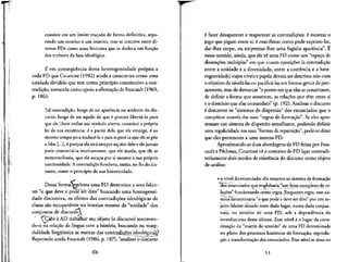 consiste em um limite tracado de forma definitiva, sepa-
rando um exterior e um interior, mas se inscreve entre di-
versas FDs como uma fronteira que se desloca em funcao
dos embates da luta ideologica.
E em conseqiiencia dessa heterogeneidade propria a
toda FD que Courtine (1982) ainda a caracterizacomo uma
unidade dividida que tern como principle constitutive a con-
tradic.ao, tomando como apoio a afirmacao de Foucault (1969,
p. 186):
Tal contradic.ao, longe de ser aparencia ou acidente do dis-
curso, longe de ser aquilo de que e preciso liberta-lo para
que ele libere enfim sua verdade aberta, constitui a pr6pria
lei de sua existencia: e a partir dela que ele emerge, & ao
mesmo tempo para traduzi-la e para supera-la que elese poe
a faiar [...], e porque ela esta sempre aque"m dele e elejamais
pode contorna-la inteiramente, que ele muda, que ele se
metamorfoseia, que ele escapa por si mesmo a sua propria
continuidade. A contradi^ao funciona, entao, no fio do dis-
curso, como o principle de sua historicidade.
Dessa rbrmaembora uma FD determine a seus falan-
^c*l« - -
tes "o que deve e pode ser dito" buscando uma homogenei-
dade discursiva, os efeitos das contradicoes ideol6gicas de
classe sao recuperaveis no interior mesmo da "unidade" dos
j j- -^conjuntos de discursoA
fCabe aAD trabalhar seu objeto (o discurso)inscreven-
do-o na relacao da lingua com a hist6ria, buscando na mate-
rialidade linguistica as marcas das contradjcpjss ideological^
Repetindo ainda Foucault (1986, p. 187), "analisar o discurso
i fazer desaparecer e reaparecer as contradicoes: e mostrar o
jogo que jogam entre si; i manifestar como pode exprimi-las,
dar-lhes corpo, ou emprestar-lhes uma fiigidia aparencia". E
nesse sentido, ainda, que ele ve uma FD como um "espaco de
dissencoes miiltiplas" em que atuam oposi^oes (a contradicao
entre a unidade e a diversidade, entre a coerencia e a hete-
rogeneidade) cujos niveis e papels devem ser descritos nao com
o objetivo de niveld-las ou padfica-las em formas gerais de pen-
samento, mas de demarcar "oponto em que elas se constituent
de definir a forma que assumem, as relacoes que tern entre si
e o domfnio que elascomandam" (p. 192). Analisar o discurso
e descrever os "sistemas de dispersao" dos enunciados que o
compoem atraves das suas "regras de forma^ao". Se eles apre-
sentam um sistema de dispersao semelhante, podendo definir
uma regularidade nassuas"formasde reparticao", pode-se dizer
que eles pertencem a uma mesma FD.
Aproximando asduas abordagens de FD feitas por Fou-
cault e Pecheux, Courtine veo conceito de FD ligar contradi-
toriamente dois modos de existencia do discurso como objeto
de analise:
o nfvel do enunciado: diz respeito ao sistema de formac^o
dos enunciados que englobaria "um feixe complexo de re-
la^oes" funcionando como regra. Enquanto regra, esse sis-
tema determinaria "o que pode e deve ser dito" por um su-
jeito falante situado num dado lugar, numa dada conjun-
tura, no interior de uma FD, sob a dependencia do
interdiscurso desta ultima. Esse nivel e o lugar da cons-
titui^ao da "matriz do sentido" de uma FD determinada
no piano dos processes historicos de forma^ao, reprodu-
^ao e transformac.ao dos enunciados. Esse nivel se situa no
51
 