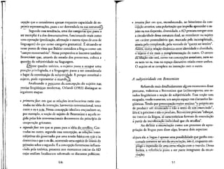 cepcao que a considerava apenas enquanto capacidade de ex-
primir represemacoes, passa a ser desvendada na sua estruturaj
Segundo essa tendencia, uma das categorias que passa a
ser exemplar 6 a dos demonstratives, funcionando mais como
uma operac.ao (predicacao, afirmacao e outros tipos de atos de
linguagem) do que como categoria gramatical. fi situando-se
nesse ponto de vista que Biihler considera a lingua como um
"campo monstrat6rio". Nessa perspectiva se inscreve tambem
Benveniste que, atravds do estudo dos pronomes, coloca a
questao da subjetividade na linguagem.
iNesse quadro teorico, o sujeito passa a ocupar uma
posicao privilegiada, e a linguagem passa a ser considerada
o lugar da constituicao da subjetividade. E porque constitui o
sujeito, pode representar o mundoTjl
Analisando o percurso da-.concep9aa do sujeito .nas^
teorias lingufsticas modernas, Orlandi (1983) distingue as
seguintes etapas:
• primeirafase: em que as relacoes interlocutivas estao cen-
tradas na ideia da interacao, harmonia conversacional, troca
entre o eu eoju. Nessa concepcao idealista enquadram-se,
por exemplo, a nocao de sujeito de Benveniste e aquela re-
gida pelas leis conversacionais decorrentes do principle de
cooperacao griceano;
• segunda fase: em que se passa para a ideia do conflito. Cen-
tradas no outro, segundo essa concepcao, as rela9oes inter-
subjetivas sao governadas por uma tensao basica em que o 2w
determina o que o eudiz, ocorrendo uma especie de tirania do
pjimeiro sobre osegundo. E a concep9ao fortemente influen-
ciada pela retorica, presente nos momentos inicias da AD
cujas analises focalizaram sobretudo os discursos poh'ticos;
tercetra fase: em que, reconhecendo, no binarismo da con-
cepcao anterior, uma polariza^ao que impedia apreendero su-
jeito na sua dispersao, diversidade, aAD procura romper com
a circularidade dessa estrutura dual, ao reconhecer no sujeito
um cardter contradit6rio que, marcado pela incomplet^e,
anseia pela completude, pela vontade de "querer ser inteiro".
AssimTriuma relacao dinamica entre identidade e alteridade,
6 "sujeito e ele mais a complementacao do outro. O centra
daTela^o nao esta, como nas concepcoes anteriores, nem no
eu nem no tu, masno espaco discursive criado entre ambos.
O sujeito so se completa na interacao com o outro.
A subjetividade em Benveniste
Refazendo mais detalhadamente alguns momentos desse
percurso, voltemos a Benveniste que (re)incorporou aos es-
tudos lingiifsticos a nocao de subjetividade. Essa nocao tern
ocupado, modernamente, um amplo espaco nas discussoes lin-
giiisticas.Tendo por preocupacao maior analisar "opr6prio ato
de produzir urn enunciado e nao o texto de um enunciado",
isto e, o processo e nao o produto, Benvenisteprocura "esbocar,
rid interior da lingua/as caracterfsticas formais da enunciacao
a partir da manifesta^ao individual que ela atualiza".
Ao defihir a enunciacao como um processo de apro-
pria^ao da Imgua para dizer algo, levanta dois aspectos:
a) para ele, a lingua e apenas uma possibilidade que ganha con-
cretude somente no ato da enunciacao, isto e, enquanto em-
pregcTe expressao de uma certa relacao com o mundo. Dessa
forma, a referencia passa a ser parte mtegrante da enun-
 
