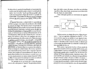 b) coloca nao so a questao da significacao na instanciacao dis-
cursiva como faz tambem passar a nocao de sentido pela do
sujeito. Isto e, introduz "aquele que fala.nasuafjja",jspj.p-
cando necessariamente a figura do locutor e a questao da
subjetividade: "fi na instancia de discurso na qual eu designa.
o locutor que este se enuncia como sujeito" (1966, p. 288).
/ Seeundo Benveniste, a subjetividade e a capacidade dei^JV. O _ I i . ^,™-" '
o locutor se propor como sujeito do seu discurso e ela se funda
no exercicio da lingua. Esse locutor enuncia sua posi9ap_.no
**** __". ' - ----ji
~ r
" ' - ' - " - - - .
discurso atrayes de determinados indices formais dos quais_os
pronpmes pessoais constituem o primeiro ponto de ajpoio na
reyelacao da subjetividade.na linguagemTjNo processo da enun-
ciacao, ao instituir-se um eu, institui-se necessariamente um tu
"Imediatamente, desde que ele se declara locutor e assume a
lingua, ele implanta o outro face a ele,qualquer que seja o
grau de presenca que ele atribui a este outro.Toda enunciacao
6, explicita ou implicitamente, uma alocucao — ela postulaJ^=Jp^*~^— r -7—---^ _„„„JU- ..- -....f-..--.---•
um alocutarip (1974, p. 82).£M_e_^j^p^£ra^gom^tas^aaM
enunciacaoue, referindo^urn individuo_especifico, apresenta
a marca dapessoa. Distinguem-se, entretanto, pela marca da
subjetividade: eu e pessoa subjetiva e tu pessoa nao-subjetiya.
Nessa'corfeTacao de subjetividade, Benveniste reconhece
uma transcendencia do primeiro sobre o segundo ("ego tern
sempre uma posic.ao de transcendencia em relacao ao tu,
apesar disso nenhum dos dois termos se concebe sem o ou-
tro; sao complementares e ao mesmo tempo reversfveis" [1966,
p. 286]). O euse caracteriza ainda por ser linico na instancia
dlscursiva e valido somente na sua unicidade.
Em oposic,ao ao eu e ao tu que t£m a marca da pessoa,
tem-se o ele, a nao-pessoa (o "ausente" dos gramaticos arabes),
que, nao tendo a marca da pessoa, nao refere urn indivi'duo
especifico; relata, dessa forma, um processo que sedesenvolve
fora da relacao da subjetividade.
Essas colocac.6es podem ser sintetizadas no seguinte
quadro:
correla^ao -
pessoalidade
Pronomes pessoais
pessoa
. .1 1subjetiva nao-subjetiva
nao-pessoa correlate
subjetividade
Embora acentue, na relacao discursiva, a figura do par-
ceiro — "real ou imaginario, individual ou coletivo" — ("vo-
ce se constitui como eu na medida em que alguem e cons-
titufdo como tu"),Benveniste ve no EGOo centro da enun-
ciacao e o identifica ainda a nocao de sujeito, ao afirmar que
a constituicao da subjetividadevai se fazendo a medida que se
tern capacidade de dizer eu.
Neste ponto, e que parece localizar a fissura atraves da
qual se tem criticado atualmente a posicao de Benveniste,pois
a subjetividadee inerente a toda linguagem e sua constituicao
se_c6. mesrr^^uando nao se enuncia o eu. Os discursos que
utilizam de formas indeterminadas, impessoais como o dis-
curso cientffico, por exemplo, ou o discurso do esquizofrenico
em que o locutor utiliza o ele para se referir a si mesmo —
mostram uma enunciacao que mascara sempre um sujeito. Isto
e, nesses tipos de enunciacao, o sujeito enuncia de outro lugar,
postando-se numa outra perspectiva, seja a da impessoalidade
57
 
