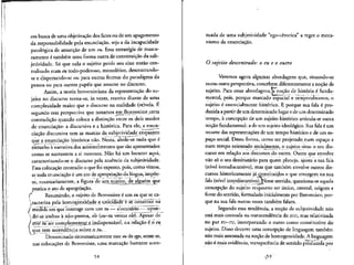 em busca de uma objetivacao dos fatos ou de um apagamento
da responsabilidade pela enunciacao, seja a da incapacidade
patol6gica de assunc,ao de um eu. Essa estrategia de masca-
ramento e tambem uma forma outra de constitute da sub-
jetivldade. So que nela o sujeito perde seu eixo entaocen-
tralizado num eu todo-poderoso, monolitico, descentrando-
se e dispersando-se ou para outras formas do paradigma da
pessoa ou para outros papeis que assume no discurso.
Assim, a teoria benvenistiana da representacao do su-
jeito no discurso torna-se, as vezes, restrita diante de uma
complexidade maior que o discurso na realidade (re)vela. E
segundo essa perspectiva que notamos em Benyeniste,certa^—.-r--" -*, 'L- <--*- - ,
contradicao quando coloca a distincao entre os dois modos
de enunciacao: a discursiva e a historica. Para ele, a enun-
ciacao discursiva tern as marcas da subjetividade enquanto
que a enunciacao historica nao.Nesta, abole-se tudo que e*•*„*-•—<-- .-..-_-„_..,_ ;_ . __ _ _ i
estranho a narrativa dos acontecimentos que sao apresentados
como se narrassem a si mesmos. Nao ha um locutor aqui,
caracterizando-se o discurso pela ausencia da subjetividade.
Essa colocacao contradiz o que foi exposto, pois, como vimos,
se toda enunciacao e um ato de apropriacao da lingua, impoe-
se, necessariamente, a figura de um sujeito, de aleuem que" " " ' '"'"'' '~**:
*-''~—'-~...^}^;i~>.- ~ ——i-'-.—-.P ..-. - i-,-.. --^,3^-
pratica o ato de apropriacao.
C Resumindo, o sujeito de Benveniste e um eu que se ca-
jtacteriza pela homogeneidade e unicidade"e se consfitiii na
/ medida emque interage com um tu — alocutario — opon-
do-se ambos a nao-pessoa, ele (eu—tu versus ele). Apesar de
esse tit ser complementaryiridispenslvel, na relacao d; o eu
que tem ascendencia sobre o_fw.
Denominado sintomaticamente esse eu de ego, sente-se,
nas coloca^oes de Benveniste, uma marcacao bastante acen-
58
tuada de uma subjetividade "ego-centrica" a reger o meca-
nismo da enunciacao.
O sujeito descentrado: o eu e o outro
Veremos agora algumas abordagens que, situando-se
numa outra perspectiva, concebem diferentemente a no^ao de
sujeito. Para essas abordagensJjjTnocao de historia e funda-
mental, pois, porque marcado espacial e temporalmente, o
sujeito e essencialmente historico. E porque sua fala 6pro-
duzida a partir de um determinado lugar e de um determinado
tempo, a concepcao de um sujeito historico articula-se outra
nocao fundamental: a de um sujeito ideol6gico. Sua fala e um
recorte das representa9oes de um tempo historico e de um es-
pac.o social. Dessa forma, como ser projetado num espaco e
num tempo orientado socialrnente, o sujeito situa o seu dis-
curso em relacao aos discursos do outro. Outro que envolve
nao so o seu destinatario para quem planeja, ajusta a sua fala
(nivel intradiscursivo), mas que tambem envolve outrosdis-
cursos historicamente ja constituidps e que emergem na sua
fala (nfvel interdiscursivo).fsTesse sentido, questiona-se aquela- - . T. I- ^ , " l -^^f^--
concep^o do sujeito enquanto ser umco, central, origem e
fonte do sentido, formulado inicialmente por Benveniste, por-
que na sua fala outras vozes tambem falam.
Segundo essa tendencia, a nocao de subjetividade nao
esta mais centrada na transcendencia do EGO,mas relativizada
no par EU—TU, incorporando o outro como constitutive do
sujeito. Disso decorre uma concepcao de linguagem tambem
nao mais assentada na nocao de homogeneidade. A linguagem
*fc-tM-r?_ -.^..IT. ,- •. -
nao e mais evidencia, transparenciade sentido produzida por
 