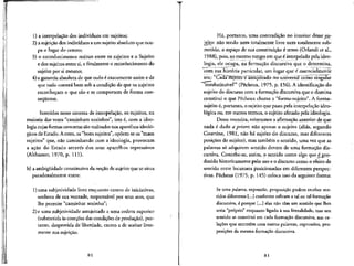 1) a interpelacao dos indivfduos em sujeitos;
2) a sujeicao dos indivfduos a um sujeito absolute que ocu-
pa o lugar do centro;
3) o reconhecimento mutuo entre os sujeitos e o Sujeito
e dos sujeitos entre si, e finalmente o reconhecimento do
sujeito por si mesmo;
4) a garantia absoluta de que tudo e exatamente assim e de
que tudo correra bem sob a condic,ao de que ossujeitos
reconhe^am o que sao e se comportem de forma con-
seqiiente.
Inseridos nesse sistema de interpelacao, os sujeitos, na
maioria das vezes "carninham sozinhos", isto e, com a ideo-
logia cujas formas concretas sao realizadas nos aparelhos ideolo-
gicos de Estado. A estes, os "bons sujeitos", opoem-se os "maus
sujeitos" que, nao carninhando com a ideologia, provocam
a acao do Estado atraves dos seus aparelhos repressivos
(Althusser, 1970, p. 111).
b) a ambigiiidade constitutiva da nocao de sujeito que se situa
paradoxalmente entre:
1) uma subjetividade livre enquanto centro de iniciativas,
senhora de sua vontade, responsaVel por seus atos, que
Ihe permite "caminhar sozinho";
2)e uma subjetividade assujeitada a uma ordem superior
(submetida as coer$6es das condi96es de produijao), por-
tanto, desprovida de liberdade, exceto a de aceitar livre-
mente sua sujeicao.
80
Ha, portanto, uma contradicao no interior dessejsu-
jejto: nao sendo nem totalmente livre nem totalmente sub-
metido, o espa^o de suaconstitute e tenso (Orlandi et al.,
1988), pois, ao mesmo tempo em que 6 interpelado pela ideo-
logia, ele ocupa, na formacao discursiva que o determina,
com sua historia particular, um lugar que e essencialmente
seu: "Cada^sTijeitb'eli'ssujeitado no universal como singular
'insubstitui'ver15
(Pecheux, 1975, p. 156). A identificacao do
sujeito do discurso com a formacao discursiva que o domina
constitui o que Pecheux chama a "forma-sujeito". A forma-
sujeito e, portanto, o sujeito que passa pela interpelacao ideo-
logica ou, em outros termos, o sujeito afetado pela ideologia.
Dessa maneira, reiteramos a afirma^ao anterior de que
nada e dado a priori: nao apenas o sujeito (alias, segundo
Courtine, 1981, nao ha sujeito do discurso, mas diferentes
posicoes do sujeito), mas tambem o sentido, uma vez que as
palavras so adquirem sentido dentro de uma formacao dis-
cursiva. Concebe-se, assim, o sentido como aleo que e pro-< - o T. *0*~.'.r*—-r
'
duzido historicamente pelo uso e o discurso como o efeito de
sentido entre locutores posicionados em diferentes perspec-
tivas. Pecheux (1975, p. 145) coloca isso da seguinte forma:
Se uma palavra, expressao, proposi^ao podem receber sen-
tidos diferentes [...] conforme refiram a tal ou tal formacao
discursiva, € porque [...] elas nao tern um sentido que Ihes
seria "pr6prio" enquanto ligado a sua literalidade, mas seu
sentido se constitui em cada formagao discursiva, nas re-
la^oes que entretem com outras palavras, expressoes, pro-
posi^oes da mesma formacao discursiva.
 
