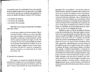 ria temporal e a partir da consideracao do texto corno uma dls-
persao de seqiiencias discursivas cuja organizacao e comandada
por formas de reparticao que combinam essas seqiiencias dis-
cursivas em dommio de objetos, Courtine (1981) distingue:
• um dommio de memoria;
• um dommio de atualidade;
• um domfnio de antecipafao.
Advertindo contra qualquer interpretacao cronologista,
coloca que, embora
os objetos que compoem estes dommios possam ai figurar
como ponros dataveis e referfveis a urn sujeito enunciador,
sua sucessao cronologica e atravessadapela dimensao tempo-
ral especffica a um processo cujo desenvolvimento contradi-
torio nao conhece nem sujeito, nem origem, nem fim. Nao
se trata pois de ir procurar na seqiiencialidade de um domf-
nio de mem6ria, de um dommio de atualidade, de um do-
mfnio de antecipa^ao, aseqiiencia "natural' do antes, do ago-
ra, do depois, mas antes de ai caracterizar as repeti^oes, as
rupturas, as fronteiras e as transformagoes de um tempo
processual (p. 56).
O domfnio de memoria
Diz respeiro ao conjunto de seqiiencias discursivas
preexistentes a "seqiiencia discursiva de referenda" (seqiien-
cia discursiva tomada como ponto de referenda a partir do
qual o conjunto dos elementos do corpus recebera sua or-
98
ganizacjio). Em outras palavras, como ja disse, toda pro-
duc,ao discursiva, efetuada sob determinadas conduces con-
junturais, faz circular formulac.6es ja enunciadas anterior-
mente. As formulacoes pertencentes a essas seqiiencias dis-
cursivas preexistentes constituent, com as "formulacoes de
referenda", redes de formulacoes que nos permitirao verificar
os efeitos de memoria que a enunciacao de uma seqiiencia dis-
cursiva de referenda determlnada produz em um processo dis-
cursive. Esses efeitos de memoria tanto podem ser de lem-
bran^a, de redefmicjio, de transformacao quanto de esque-
cimento, de ruptura, de denegacjlo do ja-dito.
Mobiliza-se, assim, no interior da analise do discurso,
a no^ao de memoria discursiva. Essa no^ao implica o estatuto
historico do enunciado inserido nas prdticas discursivas regu-
ladas por aparelhos ideologicos de Estado. Ela se enquadra
naquilo que Foucault (1971, p. 11) classificou de procedi-
mentos de controle e de delimitacao do discurso: "[...] apro-
du^ao do discurso e ao mesmo tempo controlada, selecio-
nada, organizada e redistribufda por um certo numero de
procedimentos que tern por papel conjurar dele os poderes
e os perigos, de dirigir o acontecimento aleatorio, de afastar
dele a pesada, a irredutivel materialidade". A nocao de me-
m6ria discursiva, portanto, separae elege dentre os elementos
constitufdos numa determinada contingencia historica, aqui-
lo que, numa outra conjuntura dada, pode emergir e seratua-
lizado, rejeitando o que nao deve ser trazido a tona. Exer-
cendo, dessa forma, uma funcao ambigua na medida em que
recupera o passado e, ao mesmo tempo, o elimina com os
apagamentos que opera,a memoria irrompe na atualidade do
acontecimento, produzindo determinados efeitos a que ja nos
referimos.
99
 