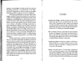lingiiistico uma abordagem do objeto que leve em conta seus
dois pianos constitutivos — um "gramatical" e outro "hiper-
gramatical", designando este ultimo os pontos de ancoragem
colocados para ale"m de aspectos estritamente lingiiisticos.
Dessa forma, pretendendo ser uma teoria crftica da lin-
guagem, a analise do discurso de orientacao francesa luta contra
qualquer forma de cristalizacao do conhecimento, contra "aterri-
torializacao, o esquadrinhamento, a delimitacao dos dominios
do saber" (Courtine, 1984). Daf o fato de suasfronteiras se con-
finarem com as de determinadas areas das ciencias humanas
como a Historia, a Psicanalise, a Sociologia, so para citar al-
gumas. Pelos proprios objetivos a que se propoe, a analise do
discurso 6,eso pode ser, interdisciplinar. Da mesma forma, essa
interdisciplinaridade surge na sua relacao com as outras ten-
dencias desenvolvidas no interior das ciencias linguisticas, e
nesse sentido e que a vemos, por exemplo, dialogando com as
teorias enunciativas, a lingufstica textual e, no campo da prag-
matica, com a semantica argumentativa e a teoria dos atos de
linguagem.
Pecheux assim sintetiza o paradoxo vivido pela analise do
discurso: "uma pratica indissociavel da refiexao que ela exerce
sobre si mesma sob a pressao de duas determinacoes maiores: a
evolucao problematica das teorias linguisticas de um lado, os
avatares do campo politico-historico, de outro". Dividida entre
uma funcao critica e uma fur^ao instrumental (Courtine), ela
se apresenta como uma disciplina nao acabada, em constante
construcao, problematizante, em que o linguistico e o lugar, o
espaco, o territ6rioque dd materialidade, espessura a id&as, con-
teudos, tematicas de que o homem sefaz sujeito; nao um sujeito
ideal e abstrato mas um sujeito concrete, historico, porta-voz de
um ample discurso social.
104
GLOSSARID
Assujeitamento ideoldgico: consiste em fazer com que cada in-
dividuo (sem que ele tome consciencia disso, mas, ao con-
trario, tenha a impressao de que € senhor de sua propria
vontade) seja levado a ocupar seu lugar, a identificar-se ideo-
logicamente com grupos ou classesde uma determinada for-
macao social, fi o mesmo que interpeiagao ideol6ff.cn.
Autor. 6a funcao social que o sujeito falante assume enquanto
produtor da linguagem. Das funcoes enunciativas do su-
jeito e a que esta mais determinada pela exterioridade e
mais afetada pelas exigencias de coerencia, nao-contradicao
e responsabilidade (Orlandi e Guimaraes).
Condi$oes deprodug&o: constituem a instancia verbal de pro-
du9ao do discurso: o contexto historico-social, os inter-
locutores, o lugar de onde faiam e a imagem que fazem de
si, do outro e do referente.
DiAlogo: no sentido restrito, e a comunicacao verbal direta e
em voz alta entre uma pessoa e outra. No sentido ample
(inaugurado por Bakhtin), e toda comunicacao verbal, qual-
quer que seja a forma. Do ponto de vista discursive nao ha
enunciado desprovido da dimensao dialogica, pois qualquer
105
 