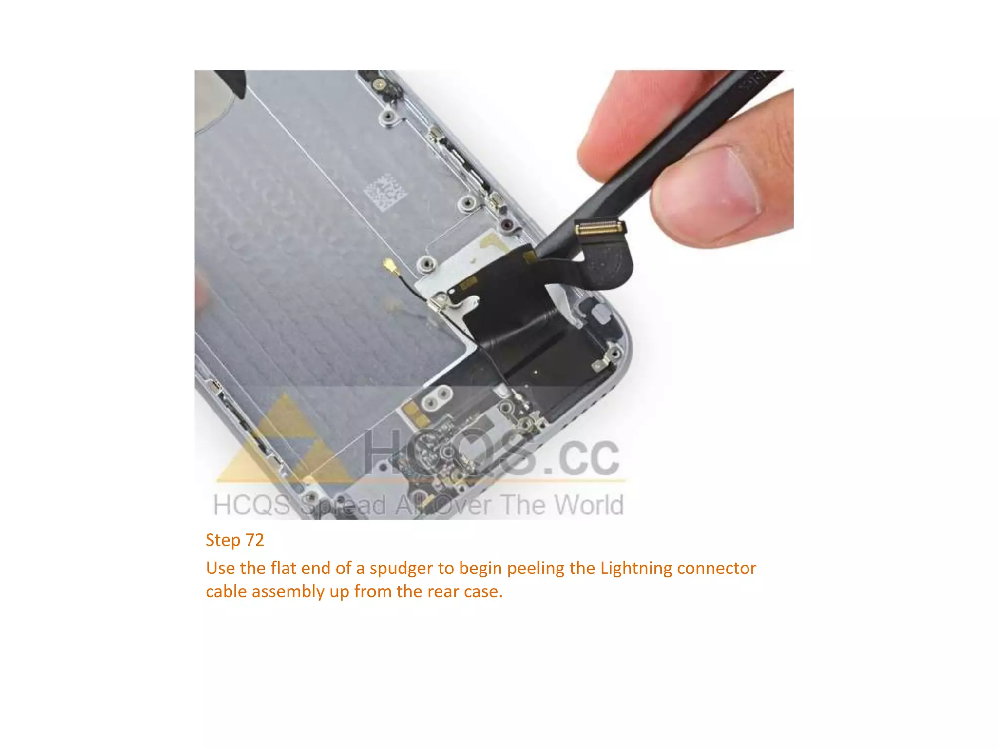 Step 72
Use the flat end of a spudger to begin peeling the Lightning connector
cable assembly up from the rear case.
 