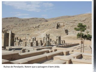 Ruínas de Persépolis. Notem que a paisagem é bem árida.
 