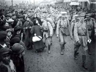 EM 1914 REBENTOU A I GUERRA MUNDIAL NA EUROPA PORTUGAL PARTICIPOU NA I GUERRA MUNDIAL AO LADO DA INGLATERRA E CONTRA A ALEMANHA. A ENTRADA DE PORTUGAL NA GUERRA TEVE O OBJECTIVO DE DEFENDER AS COLÓNIAS EM ÁFRICA FOI FORMADO O CEP (Corpo Expedicionário Português) QUE  COMBATEU SOBRETUDO EM FRANÇA 