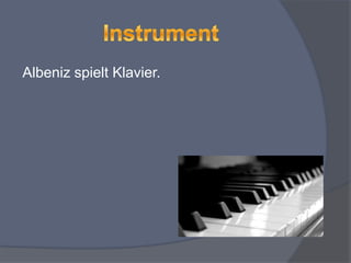 Albeniz spielt Klavier.
 