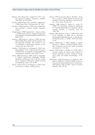 Estudios de disolución de análogos naturales del combustible nuclear irradiado y de fases de U(VI)-Silicio... 
mentos realizados, se obtuvo una velocidad de di-solución 
inicial comprendida entre 1.2 10-12 y 9.5 
10-12 mol m-2 s-1. Estas velocidades de disolución 
son entre 70 y 600 veces menores que las determi-nadas 
para la soddyíta (ecuación [4.27]) en los ex-perimentos 
en batch. 
4.6.2.2.2 Experimentación en continuo 
Los valores de velocidad de disolución obtenidos 
para la uranofana en el estado estacionario se pre-sentan 
en la Tabla 4.16, para cada una de las con-centraciones 
de bicarbonato estudiadas. 
El ajuste de los resultados obtenidos se ha realizado 
utilizando la misma ecuación cinética que en el 
caso de los experimentos en batch, considerando la 
influencia del bicarbonato en la velocidad de diso-lución 
de la uranofana. La ecuación obtenida así, 
puede escribirse como: 
     2 1 92 0 4 
log r (mol m s ) . ( . ) dis 
  07 02 3 . ( . ) log [HCO ] [4.35] 
En la Figura 4.40 se presentan los valores determi-nados 
experimentalmente, tanto en continuo como 
en batch. En dicha gráfica se muestran también las 
regresiones lineales a partir de las cuales, se han 
extraído las ecuaciones cinéticas [4.34] y [4.35]. 
Comparando los resultados obtenidos para ambos 
sistemas, se puede observar la buena concordancia 
encontrada en las ecuaciones cinéticas determina-das 
para ellos, observándose la misma dependen-cia 
de la velocidad de disolución en función de la 
concentración total de bicarbonato. Por otro lado, 
las constantes cinéticas concuerdan con un orden 
de magnitud de diferencia o incluso menos, si con-sideramos 
el grado de incertidumbre de este valor. 
Estas dos observaciones deben ser consideradas 
para aclarar que se trata de ecuaciones obtenidas 
a partir de metodologías experimentales totalmente 
independientes. 
En este punto cabe preguntarse en qué medida las 
dos velocidades pueden ser comparadas directa-mente. 
Se ha de recordar que los valores calcula-dos 
a partir de los experimentos en batch fueron 
determinados considerando sólo los resultados ob- 
138 
-7 
-8 
-9 
-10 
-11 
-12 
-13 
log r 
-3.2 -3.0 -2.8 -2.6 -2.4 -2.2 -2.0 -1.8 -1.6 
log [HCO ] 3 
Experimentación en batch 
Experimentación en continuo 
Resgresiones lineales 
Uranofana natural (Casas, 1994) 
Figura 4.40. Logaritmo de las velocidades de disolución (expresadas en mol m-2 s-1) determinadas en la experimentación en batch 
y en la experimentación en continuo, en función del logaritmo de la concentración total de bicarbonato (en mol dm -3). Las líneas 
corresponden a las ecuaciones [4.34] y [4.35]. También se ha representado la velocidad de disolución determinada por Casas et al. 
(1994) [Casas, 1994a], para una muestra natural de uranofana. 
 