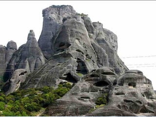•   Les Météores de Grèce ne sont pas des astéroïdes tombés du ciel !
    Quoique ce phénomène géologique unique au monde soit difficile à
    déterminer par les géologues. L'hypothèse la plus communément
    évoquée serait que ces pitons de grès (dont certains dépassent les 300
    mètres de hauteur) auraient été sculptés par l'érosion fluviale au cours de
    l'ère tertiaire. Pendant des millions d'années, ce fleuve se déversait dans
    une profonde gorge d'un bras de mer qui couvrait alors la Thessalie.
    Lorsque celle-ci trouva un débouché dans la mer Égée par la rupture des
    monts Olympe et Ossa, ce massif, sous l’action des intempéries et des
    secousses sismiques, se disloqua et donna naissance à cet étrange
    paysage.
 