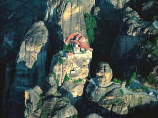 •   Ce n’est qu’au XIVe siècle qu’ils construisirent les monastères perchés en
    haut des rochers. A leur apogée, on comptait 24 monastères. Un bon
    nombre furent détruits pendant la dernière guerre par les nazis. En effet, les
    résistants grecs s’y réfugiaient souvent.
 