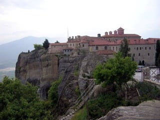 •   Au sommet de ces monts célestes, des moines s'étaient installés dès le XIe
    siècle, cherchant la solitude sur ces éminences rocheuses, mais qui les
    rapprochaient aussi de Dieu. La plupart de ces "Meteorisa monastiria"
    (monastères suspendus) sont aujourd'hui en ruine. Seuls six d'entre eux
    subsistent, dont trois habités, et sont encore ouverts aux visiteurs.
    Les moines ont peu à peu formé une importante communauté d'ermites, et,
    entre le XIVème et le XVIème siècle, 26 monastères ont été construits,
    surplombant ainsi la vallée du Pinde. On ne sait pas exactement quand
    les Météores ont été habités pour la première fois, en effet toutes les
    sources écrites qui existent datent uniquement de l'ère monastique. Ces
    sont des monastères dit cénobitiques, c'est à dire que tout est mis en
    commun : l'argent, les vêtements, le travail, la prière ; l'autorité suprême est
    assurée par un conseil guidé par un Higoumène (supérieur spirituel d'un
    monastère orthodoxe).
 