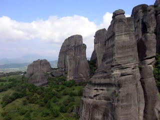 •   Comme il n'y avait pas d'accès en ce temps là, les moines montaient à
    l'aide d'échafaudages successifs, qui se fixaient sur des poutres calées
    dans les trous du rocher. Pour se protéger des invasions, ils vivaient
    encore dans des grottes qui leur servaient de refuges, puis commencèrent à
    construire ces monastères à l'aide d'échelles articulées, de monte-charges
    démontables. Tout fut ainsi acheminé dans des paniers, actionnés par des
    cordages, que l'on descendait le long de la paroi rocheuse et remontait à
    bras, jusqu'au monastère......... Ce n'est qu'à partir de 1920 que ces
    échafaudages furent remplacés par de très longues échelles et des
    passerelles, qui donnaient le vertige aux arrivants.
 