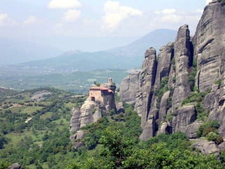 •   AG ANAPAVSSAS : le premier sur la route venant de Kastraki. La montée
    est assez difficile mais les marches sont assez larges. La chapelle est toute
    petite : un car et elle est surpeuplée et vous ne pourrez plus admirer les
    fresques. L'une d'entre elles montre le démon ramassant dans sa grande
    langue rouge les méchants
 