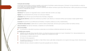 Colocación del encofrado
La colocación del encofrado consiste en trasladar al sitio exacto el encofrado e parte de este para su formación. Se hace teniendo en cuenta los
y 105 niveles, de tal manera que queden listos para asegurar.
Los encofrados se aseguran teniendo en cuenta los elementos de refuerzo necesarios para evitar deformaciones o daños producidos por el empuje
la fundición y fraguado del concreto.
Recomendaciones:
Resistencia: Para soportar con seguridad el peso, la presión lateral del concreto y las cargas.
Rigidez: Para el alineamiento del concreto con la estructura metálica.
Estabilidad: Debe verificarse que el encofrado este arriostrado y Asegurado.
Apoyo de pies derechos: cuando esta sostenido por puntales o pies derechos, es necesario verificar que los apoyos o bases queden finos o
estables.
Economía: Para permitir el uso referido de las formaletas, se requiere cuidado en el corte y mantenimiento.
Facilidad de desencofrado: Se debe tener en cuenta el orden de desarmado, de forma que las partes se liberen de manera correcta.
Pasos de tuberías: Que sean las necesarias, cumpliendo con la Normatividad.
Tipos de encofrado
 A continuación se describen los procesos a desarrollar en el encofrado de diferentes elementos de una obra.
Encofrados para cimientos:
 Utilizando un hilo que indica el eje del cimiento, se colocan las estacas por parejas en el suelo, hincándolas 35 cm. Aproximadamente. Las
distancias deben corresponder con los de las chapetas de los laterales de la viga.
 Se introducen los tableros exteriores B.
 Se funde el fondo preparatorio
 Se acoplan las estacas D con las tablas E, el lado inferior de las cuales debe corresponder con el superior de la viga a fundir, indicando el eje
cimiento sobre esta tabla E.
 Midiendo del eje se colocan los tableros A que serán apoyados por los refuerzos.
 