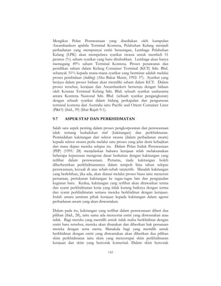142
Mengikut Pelan Penswastaan yang disediakan oleh kumpulan
Aseambankers apabila Terminal Kontena, Pelabuhan Kelang menjadi
perbadanan yang mempunyai entiti berasingan, Lembaga Pelabuhan
Kelang (LPK) akan mempelawa syarikat swasta untuk membeli 51
peratus (%) saham syarikat yang baru ditubuhkan. Lembaga akan hanya
memegang 49% saham Terminal Kontena. Proses penawaran dan
pemilikan saham dalam Kelang Container Terminal (KCT) Sdn. Bhd.
sebanyak 51% kepada mana-mana syarikat yang berminat adalah melalui
proses pembidaan (bidding) (Abu Bakar Munir, 1992: 37). Syarikat yang
berjaya dalam proses bidaan akan memiliki saham dalam KCT. Dalam
proses tersebut, kerajaan dan Aseambankers bersetuju dengan bidaan
oleh Konnas Terminal Kelang Sdn. Bhd. sebuah syarikat usahasama
antara Kontena Nasional Sdn. Bhd. (sebuah syarikat pengangkutan)
dengan sebuah syarikat dalam bidang perkapalan dan pengurusan
terminal kontena dari Australia iaitu Pacific and Orient Container Liner
(P&O) (ibid., 39) (lihat Rajah 9.1).
9.7 ASPEK STAF DAN PERKHIDMATAN
Salah satu aspek penting dalam proses pengkorporatan dan penswastaan
ialah tentang kedudukan staf (kakitangan) dan perkhidmatan.
Pemindahan kakitangan dari sektor swasta (dalam perbadanan awam)
kepada sektor swasta perlu melalui satu proses yang jelas demi kebajikan
dan masa depan mereka selepas itu. Dalam Pelan Induk Penswastaan
(PIP) (1991: 28) menjelaskan bahawa kerajaan telah melaksanakan
beberapa keputusan mengenai dasar berkaitan dengan kakitangan yang
terlibat dalam penswastaan. Pertama, tiada kakitangan boleh
diberhentikan perkhidmatannya dalam tempoh lima tahun selepas
penswastaan, kecuali di atas sebab-sebab tatatertib. Masalah kakitangan
yang berlebihan, jika ada, akan diatasi melalui proses biasa iaitu menerusi
persaraan, pertukaran kakitangan ke tugas-tugas lain dan pengujudan
kegiatan baru. Kedua, kakitangan yang terlibat akan ditawarkan terma
dan syarat perkhidmatan kerja yang tidak kurang baiknya dengan terma
dan syarat perkhidmatan semasa mereka berkhidmat dengan kerajaan.
Itulah antara jaminan pihak kerajaan kepada kakitangan dalam agensi
perbadanan awam yang akan diswastakan.
Dalam pada itu, kakitangan yang terlibat dalam penswastaan diberi dua
pilihan (ibid., 28), iaitu sama ada menyertai entiti yang diswastakan atau
tidak. Bagi mereka yang memilih untuk tidak mahu berkhidmat dengan
entiti baru tersebut, mereka akan disarakan dan diberikan hak persaraan
mereka dengan serta merta. Manakala bagi yang memilih untuk
berkhidmat dengan entiti yang diswastakan akan diberikan dua pilihan
skim perkhidmatan iaitu skim yang menyerupai skim perkhidmatan
kerajaan dan skim yang bercorak komersial. Dalam skim bercorak
 