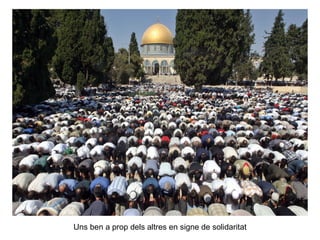 Uns ben a prop dels altres en signe de solidaritat 