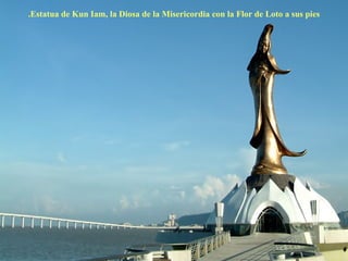 Estatua de Kun Iam, la Diosa de la Misericordia con la Flor de Loto a sus pies. 