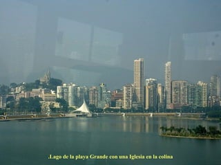 Lago de la playa Grande con una Iglesia en la colina. 
