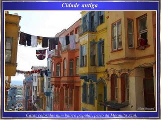 Cidade antiga  Casas coloridas num bairro popular, perto da Mesquita Azul . 