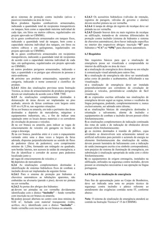 a) os sistemas de proteção contra incêndio (ativos e passivos) instalados na área de risco; b) os produtos líquidos combustíveis armazenados, indicando a quantidade total de recipientes transportáveis ou tanques, bem como a capacidade máxima individual de cada tipo, em litros ou metros cúbicos, regularizados em projeto aprovado no CBMMG; c) os gases combustíveis armazenados em tanques fixos, indicando a quantidade total de tanques, bem como a capacidade máxima individual dos tanques, em litros ou metros cúbicos e em quilogramas, regularizados em projeto aprovado no CBMMG; d) os gases combustíveis armazenados em recipientes transportáveis, indicando a quantidade total de recipientes de acordo com a capacidade máxima individual de cada tipo, em quilogramas, regularizados em projeto aprovado no CBMMG; e) outros produtos perigosos armazenados, indicando o tipo, a quantidade e os perigos que oferecem às pessoas e meio-ambiente. 4) próximo aos produtos armazenados, separados por categoria, indicando o nome comercial e científico do produto. 6.2.4.1 Além das sinalizações previstas nesta Instrução Técnica, as áreas de armazenamento de produtos perigosos devem ser sinalizadas de acordo com a NBR 7500. 6.2.5 As sinalizações complementares destinadas à demarcação de áreas devem ser implantadas no piso acabado, através de faixas contínuas com largura entre 0,05 m e 0,20 m, nas seguintes situações: 1) na cor branca ou amarela, em todo o perímetro das áreas destinadas a depósito de mercadorias, máquinas e equipamentos industriais, etc., a fim de indicar uma separação entre os locais desses materiais e os corredores de circulação de pessoas e veículos; 2) na cor branca ou amarela, para indicar as vagas de estacionamento de veículos em garagens ou locais de carga e descarga; 3) na cor branca, paralelas entre si e com o espaçamento variando entre uma e duas vezes a largura da faixa adotada, dispostas perpendicularmente ao sentido de fluxo de pedestres (faixa de pedestres), com comprimento mínimo de 1,20m, formando um retângulo ou quadrado, sem bordas laterais, nos acessos às saídas de emergência, a fim de identificar o corredor de acesso para pedestres localizado junto a: a) vagas de estacionamento de veículos; e b) depósitos de mercadorias 6.2.6 As sinalizações complementares destinadas à identificação de sistemas hidráulicos fixos de combate a incêndio devem ser implantadas da seguinte forma: 6.2.6.1 Para o sistema de proteção por hidrantes e chuveiros automáticos as tubulações aparentes, não embutidas na alvenaria (parede e piso), devem ter pintura na cor vermelha. 6.2.6.2 As portas dos abrigos dos hidrantes: a) devem ser pintadas na cor vermelha devidamente identificadas com o dístico “incêndio” – fundo vermelho com inscrição na cor branca ou amarela; b) podem possuir abertura no centro com área mínima de 0,04 m2, fechada com material transparente (vidro, acrílico, etc.), identificado com o dístico “incêndio” – fundo vermelho com inscrição na cor branca ou amarela. 6.2.6.3 Os acessórios hidráulicos (válvulas de retenção, registros de paragem, válvulas de governo e alarme) devem receber pintura na cor vermelha. 6.2.6.4 A tampa de abrigo do registro de recalque deve ser pintada na cor vermelha. 6.2.6.5 Quando houver dois ou mais registros de recalque na edificação, tratando-se de sistemas diferenciados de proteção contra incêndio (sistema de hidrantes e sistema de chuveiros automáticos), deve haver indicação específica no interior dos respectivos abrigos: inscrição “H” para hidrantes e “CA” ou “SPK” para chuveiros automáticos. 6.3 Requisitos São requisitos básicos para que a sinalização de emergência possa ser visualizada e compreendida no interior da edificação ou área de risco: a) a sinalização de emergência deve destacar-se em relação à comunicação visual adotada para outros fins; b) a sinalização de emergência não deve ser neutralizada pelas cores de paredes e acabamentos, dificultando a sua visualização; c) a sinalização de emergência deve ser instalada perpendicularmente aos corredores de circulação de pessoas e veículos, permitindo-se condições de fácil visualização; d) as expressões escritas utilizadas nas sinalizações de emergência devem seguir as regras, termos e vocábulos da língua portuguesa, podendo, complementarmente e, nunca exclusivamente, ser adotada outro idioma; e) as sinalizações básicas de emergência destinadas à orientação e salvamento, alarme de incêndio e equipamentos de combate a incêndio devem possuir efeito fotoluminescente; f) as sinalizações complementares de indicação continuada das rotas de saída e de indicação de obstáculos devem possuir efeito fotoluminescente; g) os recintos destinados à reunião de público, cujas atividades se desenvolvem sem aclaramento natural ou artificial suficientes para permitir o acúmulo de energia no elemento fotoluminescente das sinalizações de saídas, devem possuir luminária de balizamento com a indicação de saída (mensagem escrita e/ou símbolo correspondente), sem prejuízo do sistema de iluminação de emergência, em substituição à sinalização apropriada de saída com o efeito fotoluminescente; h) os equipamentos de origem estrangeira, instalados na edificação, utilizados na segurança contra incêndio, devem possuir as orientações necessárias à sua operação na língua portuguesa. 6.4 Projeto de sinalização de emergência Para fins de apresentação junto ao Corpo de Bombeiros, deve ser indicada uma nota no projeto técnico de segurança contra incêndio e pânico referente ao atendimento das exigências contidas nesta IT, conforme abaixo: Nota: O sistema de sinalização de emergência atenderá ao contido na Instrução Técnica nº 15 do CBMMG.  