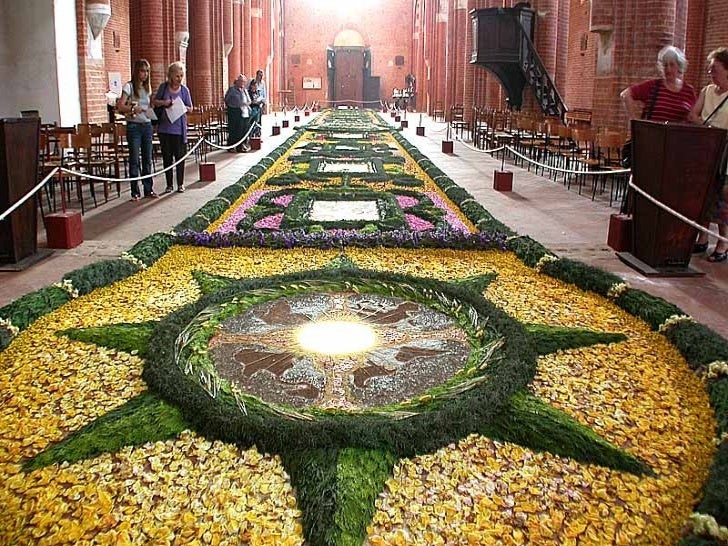 Festa De Corpus Christi Na Italia Tapete De Flores