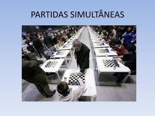EM PASSANTQuando um peão que está na sua casa inicial anda duas casas e fica ao lado de um peão adversário, poderá acontecer um movimento especial de captura enpassant, o peão adversário pode capturá-lo como se houvesse andado apenas uma casa.