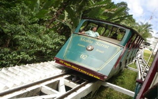 Um vagão desce e puxa o que sobe.