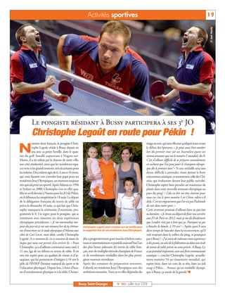 BUSSYMAG102     25/07/08        16:28      Page 19




                                                                             Activités sportives                                                                                             19




                                                                                                                                                                                             © Joël Hardy
                         Le pongiste résidant à Bussy participera à ses 3e JO
                         Christophe Legoût en route pour Pékin !
                          uméro deux français, le pongiste Chris-                                                                 tirage au sort, qui sera effectué quelques jours avant

          N               tophe Legoût réside à Bussy depuis six
                          ans avec sa petite famille, dans le quar-
              tier du golf. Installé auparavant à Nogent-sur-
                                                                                                                                  le début des épreuves. « Je peux aussi bien tomber
                                                                                                                                  lors du premier tour sur un Australien ayant un
                                                                                                                                  niveau amateur que sur le numéro 1 mondial, dit-il.
              Marne, il a été séduit par le charme de notre ville,                                                                C’est d’ailleurs difficile de se préparer mentalement
              son côté résidentiel, ainsi que les nombreux espa-                                                                  en sachant que l’on peut jouer le champion olympi-
              ces verts et les grands trottoirs, très sécurisants pour                                                            que dès le premier tour! » Si une médaille sera sans
              les enfants. Des enfants âgés de 6, 4 ans et 16 mois,                                                               doute difficile à atteindre, étant donné la forte
              qui vont bientôt voir s’envoler leur papa pour ses                                                                  concurrence asiatique, et notamment celle des Chi-
              troisièmes Jeux Olympiques, un moment toujours                                                                      nois, qui évolueront devant leur public survolté,
              très spécial pour un sportif. Après Atlanta en 1996                                                                 Christophe espère bien prendre un maximum de
              et Sydney en 2000, Christophe s’est en effet qua-                                                                   plaisir dans cette nouvelle aventure olympique au
              lifié en avril dernier à Nantes pour les JO de Pékin,                                                               pays du ping! « Cela va être un truc énorme pour
              où il débutera la compétition le 18 août. Le départ                                                                 nous car c’est le sport numéro 1 en Chine, salive-t-il
              de la délégation française de tennis de table est                                                                   déjà. C’est un engouement que l’on n’a pas l’habitude
              prévu le dimanche 10 août, ce qui fait que Chris-                                                                   de voir dans notre sport. »
              tophe manquera la cérémonie d’ouverture, pro-                                                                       Cette aventure pourrait d’ailleurs bien ne pas être
              grammée le 8. Un regret pour le pongiste, qui se                                                                    sa dernière. « Je rêvais au départ de finir ma carrière
              remémore avec émotion ses deux expériences                                                                          aux JO de Paris en 2012, mais je me dis finalement
              olympiques précédentes. « Je me souviendrai tou-                                                                    que Londres n’est pas si loin que ça. Pourquoi ne pas
              jours du jour où je me suis retrouvé lors de la cérémo-    Christophe Legoût peut compter sur sa famille pour       y boucler la boucle, à 39 ans? » Après quoi il sera
              nie d’ouverture sur le stade olympique d’Atlanta aux       le supporter lors de ses troisièmes Jeux Olympiques.     alors temps de basculer dans la reconversion, qu’il
              côtés de Carl Lewis, mon idole, confie Christophe                                                                   voit toujours dans le milieu du ping, et pourquoi
              Legoût. A ce moment-là, on se souvient de toutes les       phe a progressivement gravi tous les échelons natio-     pas à Bussy? « J’ai envie de redonner mon expérience
              étapes qui nous ont permis d’en arriver là. » Pour         naux et internationaux et possède aujourd’hui l’un       à des jeunes, au sein de la fédération ou dans une école
              Christophe, ça a d’ailleurs commencé assez tard, à         des plus beaux palmarès du tennis de table fran-         de tennis de table privée ou semi-privée. A Bussy, il y
              11 ans, âge de ses débuts en tennis de table. Il est       çais, avec de multiples titres de champion de France     a un potentiel important, avec une forte communauté
              très vite repéré pour ses qualités de vitesse et d’at-     et de nombreuses médailles dans les plus presti-         asiatique », conclut Christophe Legoût, actuelle-
              taquant, qui lui permettent d’intégrer à 18 ans le         gieux tournois mondiaux.                                 ment numéro 54 au classement mondial, qui
              pôle de l’INSEP (Institut national du sport et de          Après des semaines de préparation intensive,             espère bien, dans un coin de sa tête, faire un joli
              l’éducation physique). Depuis lors, à force d’heu-         il aborde ses troisièmes Jeux Olympiques avec des        coup à Pékin… Avouez qu’un médaillé olympi-
              res d’entraînement physique et à la table, Christo-        ambitions mesurées. Tout va en effet dépendre du         que à Bussy, ça aurait de la gueule! ■


                                                                     Bussy Saint-Georges               N° 102 - Juillet - Août 2008
 