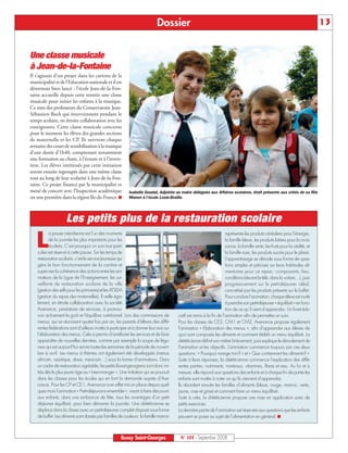 Dossier                                                                                             13


Une classe musicale
à Jean-de-la-Fontaine
Il s’agissait d’un projet dans les cartons de la
municipalité et de l’Education nationale et il est
désormais bien lancé : l’école Jean-de-la-Fon-
taine accueille depuis cette rentrée une classe
musicale pour initier les enfants à la musique.
Ce sont des professeurs du Conservatoire Jean-
Sébastien-Bach qui interviennent pendant le
temps scolaire, en étroite collaboration avec les
enseignants. Cette classe musicale concerne
pour le moment les élèves des grandes sections
de maternelle et les CP. Ils suivront chaque
semaine des cours de sensibilisation à la musique
d’une durée d’1h40, comprenant notamment
une formation au chant, à l’écoute et à l’inven-
tion. Les élèves intéressés par cette initiation
seront ensuite regroupés dans une même classe
tout au long de leur scolarité à Jean-de-la-Fon-
taine. Ce projet financé par la municipalité et
mené de concert avec l’Inspection académique                Isabelle Goudal, Adjointe au maire déléguée aux Affaires scolaires, était présente aux côtés de sa fille
est une première dans la région Ile-de-France. ■            Manon à l'école Louis-Braille.




                     Les petits plus de la restauration scolaire

   L
           a pause méridienne est l’un des moments                                                                    représente les produits céréaliers pour l’énergie,
           de la journée les plus importants pour les                                                                 la famille bleue, les produits laitiers pour la crois-
           écoliers. C’est pourquoi un soin tout parti-                                                               sance, la famille verte, les fruits pour la vitalité, et
    culier est réservé à cette pause. Sur les temps de                                                                la famille rose, les produits sucrés pour le plaisir.
    restauration scolaire, c’est le service Jeunesse qui                                                              L’apprentissage se déroule sous forme de ques-
    gère le bon fonctionnement de la cantine et                                                                       tions simples et précises sur leurs habitudes ali-
    supervise la cohérence des actions entre les ani-                                                                 mentaires pour ce repas : composants, lieu,
    mateurs de la Ligue de l’Enseignement, les sur-                                                                   conditions (devant la télé, dans la voiture…), puis
    veillants de restauration scolaire de la ville                                                                    progressivement sur le petit-déjeuner idéal,
    (gestion des selfs pour les primaires) et les ATSEM                                                               concrétisé par les produits présents sur le buffet.
    (gestion du repas des maternelles). Il veille éga-                                                                Pour conclure l’animation, chaque élève est invité
    lement, en étroite collaboration avec la société                                                                  à prendre son petit-déjeuner « équilibré » en fonc-
    Avenance, prestataire de services, à promou-                                                                      tion de ce qu’il vient d’apprendre. Un livret édu-
    voir activement le goût et l’équilibre nutritionnel. Lors des commissions de        catif est remis à la fin de l’animation afin de permettre un suivi.
    menus, qui se réunissent quatre fois par an, les parents d’élèves des diffé-        Pour les classes de CE2, CM1 et CM2, Avenance propose également
    rentes fédérations sont d’ailleurs invités à participer et à donner leur avis sur   l’animation « Elaboration des menus », afin d’apprendre aux élèves de
    l’élaboration des menus. Cela a permis d’améliorer les services et de faire         quoi sont composés les aliments et comment établir un menu équilibré. La
    apparaître de nouvelles denrées, comme par exemple la soupe de légu-                diététicienne définit son métier brièvement, puis explique le déroulement de
    mes qui est aujourd’hui servie toutes les semaines de la période de novem-          l’animation et les objectifs. L’animation commence toujours par ces deux
    bre à avril. Les menus à thèmes ont également été développés (menus                 questions: « Pourquoi mange t-on? » et « Que contiennent les aliments? »
    africain, asiatique, slave, mexicain…) sous la forme d’animations. Dans             Suite à leurs réponses, la diététicienne commence l’explication des diffé-
    un cadre de restauration agréable, les petits Buxangeorgiens sont donc ini-         rentes parties: nutriments, minéraux, vitamines, fibres et eau. Au fur et à
    tiés dès le plus jeune âge au « bien-manger ». Une initiation qui se poursuit       mesure, elle répond aux questions des enfants et à chaque fin de partie les
    dans les classes pour les écoles qui en font la demande auprès d’Ave-               enfants sont invités à noter ce qu’ils viennent d’apprendre.
    nance. Pour les CP et CE1, Avenance a en effet mis en place depuis quel-            Ils abordent ensuite les familles d’aliments (bleue, rouge, marron, verte,
    ques mois l’animation « Petit-déjeunons ensemble », visant à faire découvrir        jaune, rose et grise) et comment faire un menu équilibré.
    aux enfants, dans une ambiance de fête, tous les avantages d’un petit               Suite à cela, la diététicienne propose une mise en application avec de
    déjeuner équilibré, pour bien démarrer la journée. Une diététicienne se             petits exercices.
    déplace dans la classe avec un petit-déjeuner complet disposé sous forme            La dernière partie de l’animation est réservée aux questions que les enfants
    de buffet. Les aliments sont classés par familles de couleurs: la famille marron    peuvent se poser au sujet de l’alimentation en général. ■



                                                       Bussy Saint-Georges               N° 103 - Septembre 2008
 