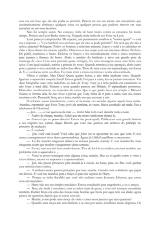 esse era um luxo que ela não podia se permitir. Parecia ter em sua mente um mecanismo que
automaticamente eliminava qualquer coisa ou qualquer pessoa que pudesse intervir em suas
emoções ou em suas decisões.
Não foi sempre assim. No começo, tinha de lutar muito contra as emoções; há muito
tempo. Pensou em Lyon Burke outra vez. Naquela noite tinha de ser Tony ou Lyon.
Lyon pareceu compreender. De repente, um pensamento assaltou-a: "somos iguais" — esta
era a resposta — "e eu também sou um luxo que ele não se pode permitir". Ou será que ele não a
achou atraente? Bobagem. Todos os homens a achavam atraente. Jogou o sutiã e as calcinhas no
chão e ficou diante do enorme espelho. Observou o seu corpo com um interesse clínico. Perfeito.
De perfil, examinou o busto. Dobrou os braços e fez metodicamente vinte e cinco exercícios
para manter a firmeza do busto. Abriu o armário do banheiro e tirou um grande pote de
manteiga de coco. Com uma precisão quase cirúrgica, fez uma massagem suave mas firme nos
seios. Com igual cuidado, retirou a pintura do rosto. Quando terminou essa operação, abriu outro
pote e passou o seu conteúdo ao redor dos olhos. Tirou de uma caixa um esparadrapo, em forma
de V, e o colocou entre os olhos. Fez mais vinte e cinco exercícios e vestiu uma camisola.
Olhou o relógio. Meu Deus! Quase quatro horas, e não tinha nenhum sono. Quando
ligariam o aquecedor naquele hotel? Estava gelada. Foi para a cama, leu os jornais matutinos. Viu
duas fotografias suas: uma radiofoto, ao lado de Tony. Tony já a teria pedido em casamento se
não fosse a irmã dele. Franziu a testa quando pensou em Míriam. O esparadrapo protestou.
Distendeu imediatamente os músculos do rosto. Que é que podia fazer em relação a Míriam?
Nunca se livraria dela. Se não fosse a pressa que Tony tinha de ir para a cama com ela, nunca
estariam a sós. Pensando bem, era a única ocasião em que estavam a sós.
O telefone tocou timidamente, como se hesitasse em acordar alguém àquela hora tardia.
Atendeu, esperando que fosse Tony, pois ele também, às vezes, ficava acordado até tarde. Era a
telefonista de Cleveland.
— Jen. . . — a voz queixosa da mãe —, tentei falar com você durante toda a noite.
— Acabo de chegar, mamãe. Achei que era muito tarde para chamá-la.
— Como é que eu posso dormir? Estava tão preocupada. Publicaram uma grande história
a seu respeito nos jornais daqui. Dizem que você não ganhou um centavo do príncipe no
processo de anulação.
— É verdade.
— Jen, você está louca? Você sabe que John vai se aposentar no ano que vem. E nós
nunca conseguiremos viver dessa aposentadoria. Agora já é difícil equilibrar o orçamento.
— Eu lhe mandei cinquenta dólares na semana passada, mamãe. E vou mandar-lhe mais
cinquenta assim que receber o pagamento desta semana.
— Eu sei, mas sua avó tem estado doente. Tive de levá-la ao médico, tivemos também um
problema com o aquecedor e. , .
— Verei se posso conseguir mais alguma coisa, mamãe. Mas eu só ganho cento e vinte e
cinco dólares, menos os impostos e a aposentadoria.
— Jen, não passei privações para mandá-la à escola, na Suíça, para, no fim, você ganhar
essa miséria como corista.
— A senhora nunca passou privações por isso, mamãe. Estudei com o dinheiro que papai
me deixou. E você me mandou para a Suíça só para me separar de Harry.
— Porque eu tinha decidido que você não acabaria como Jeannete Johnson, que casou
com um mecânico.
— Harry não era um simples mecânico. Estava estudando para engenheiro, e eu o amava.
— Bem, ele ainda é mecânico, com as mãos sujas de graxa, e com três crianças encardidas
também. Harriet Irons era uma das moças mais bonitas que havia por aqui; tem sua idade, agora
parece ter quarenta, depois que se casou com ele.
— Mamãe, como pode uma moça .de vinte e cinco anos parecer que tem quarenta?
— Quando uma moça não tem dinheiro e se casa por amor, envelhece muito depressa. Os
 